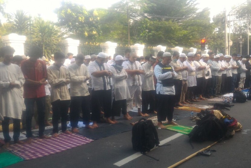 Peserta aksi damai 4 November melaksanakan shalat Ashar berjamaah.