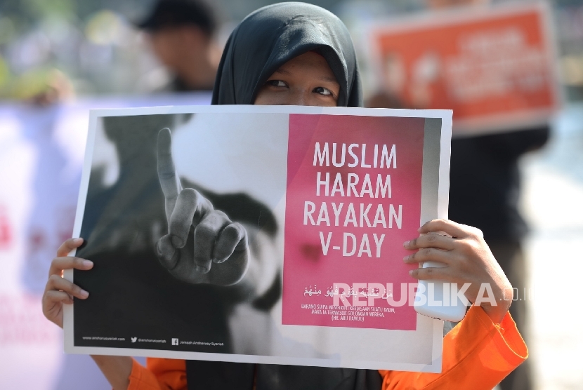 Peserta aksi damai menolak peringatan hari valentine saat Hari Bebas Kendaraan Bermotor di Bundaran Hotel Indonesia, Jakarta, Ahad (14/2).  (Republika/Wihdan)