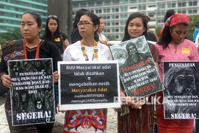 Peserta aksi dari Aliansi Masyarakat Adat Nusantara (AMAN) menggelar aksi unjuk rasa di Bundaran Hotel Indonesia, Jakarta, beberapa waktu lalu.