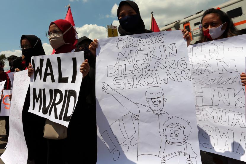 Peserta aksi mengikuti unjuk rasa menuntut pengusutan kasus dugaan pungli dalam Penerimaan Peserta Didik Baru (PPDB). Gubernur Jabar Ridwan Kamil memberi ultimatum untuk menindak tegas PPDB 2023.