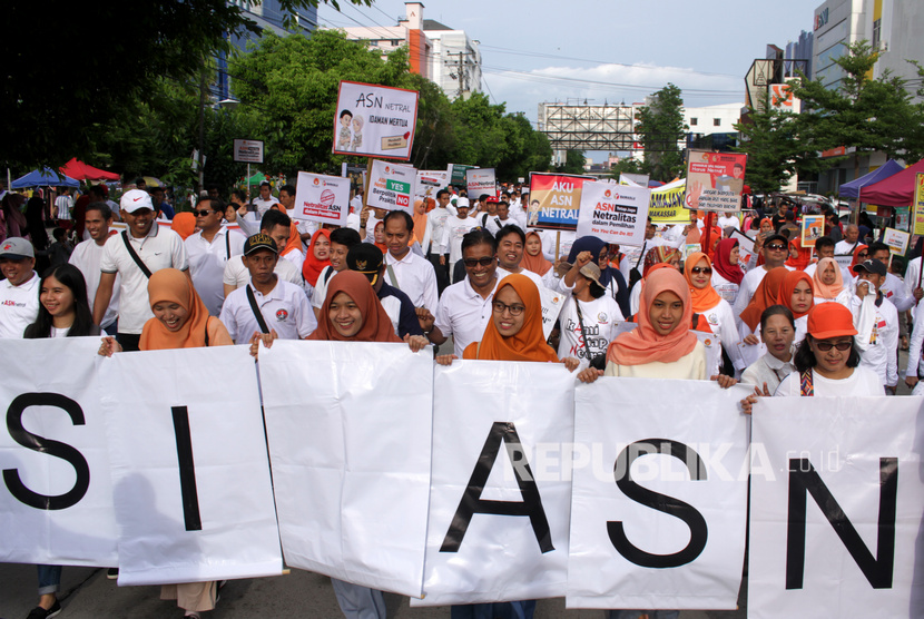 Peserta aksi mengikuti kampanye publik dan deklarasi netralitas Aparatur Sipil Negara (ASN) pada pilkada serentak 2020 di Makassar, Sulawesi Selatan, Ahad (8/3/2020).(Antara/Arnas Padda)
