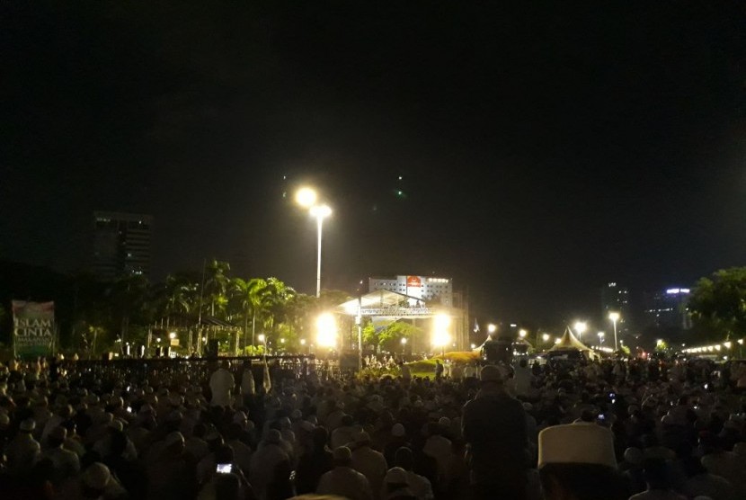 Peserta aksi reuni 212 melakukan shalat tahajud di lapangan Monas, Sabtu (2/12) dini hari.