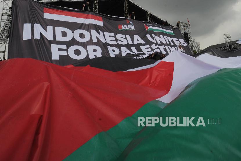 A giant Palestinian flags unfolded by participant of Palestinan solidarity rally at National Monument, Jakarta, on December 17, 2017. 
