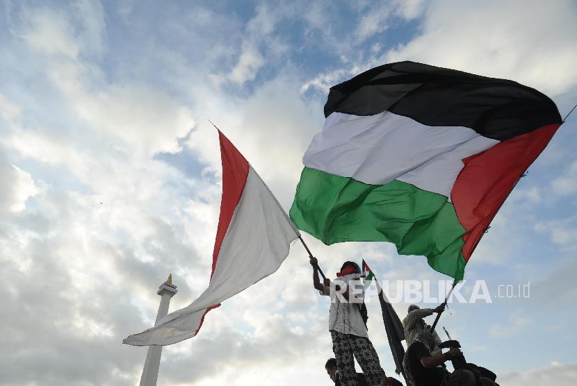 Bendera Palestina dan Indonesia. Indonesia tetap mendukung Palestina saat Israel menormalisasi hubungan dengan UEA dan Bahrain
