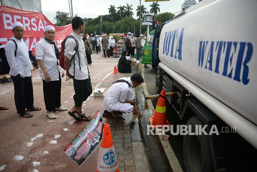  Peserta Aksi super damai 212 mengambil air wudhu sebelum melaksanakan sholat Jumat di Kawasan Silang Monas, Jakarta, Jumat,(2/12)