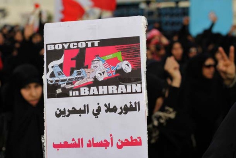 Peserta aksi unjuk rasa membawa poster menyeru boikot Grand Prix Formula 1 di Bahrain.