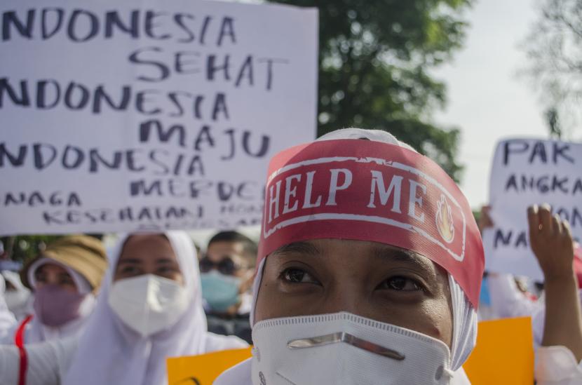 Peserta aksi yang tergabung dalam Forum Komunikasi Honorer Fasilitas Pelayanan Kesehatan (fasyankes) Jawa Barat berunjuk rasa di depan Gedung Sate, Bandung, Jawa Barat , (ilustrasi).
