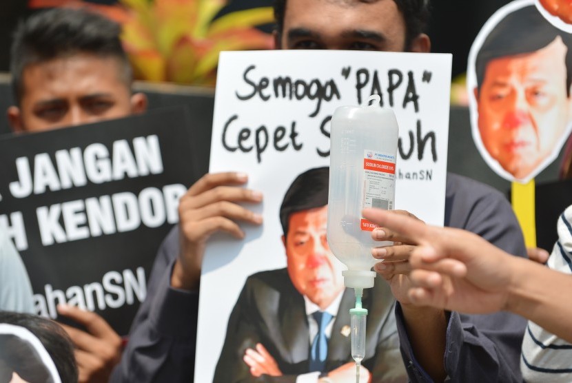 Peserta aksi yang tergabung dalam Koalisi Masyarakat Sipil Antikorupsi membawa poster bergambar Ketua DPR Setya Novanto ketika melakukan aksi di depan Gedung KPK, Jakarta, Kamis (14/9).