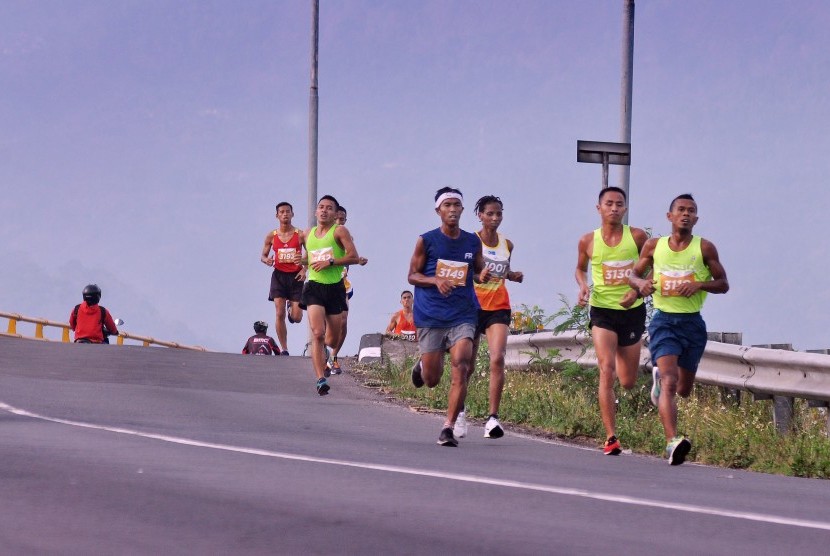 Peserta Ambarawa Heritage Run 2018 tengah melintas di Jalur Lingkar Ambarawa, Kabupaten Semarang, Jawa Tengah.