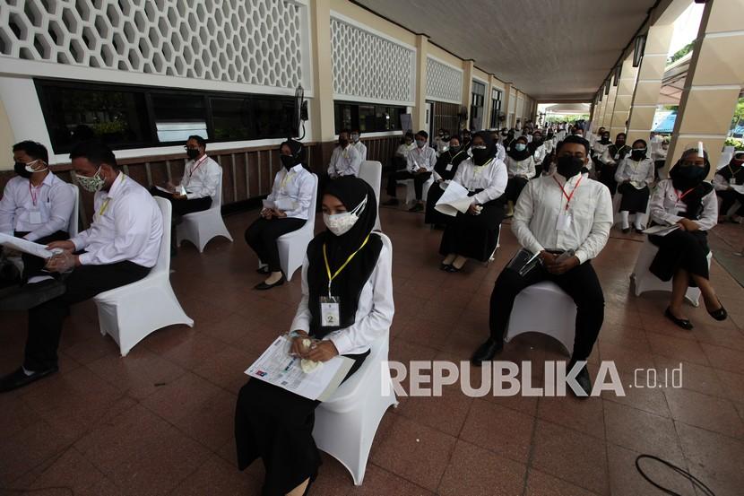 Peserta antre untuk mengikuti Seleksi Kompetensi Dasar (SKD) Calon Pegawai Negeri Sipil (CPNS) di GOR Pancasila, Surabaya, Jawa Timur, Selasa (21/9/2021). Pemprov Jatim Buka Rekrutmen 2.314 Formasi CP