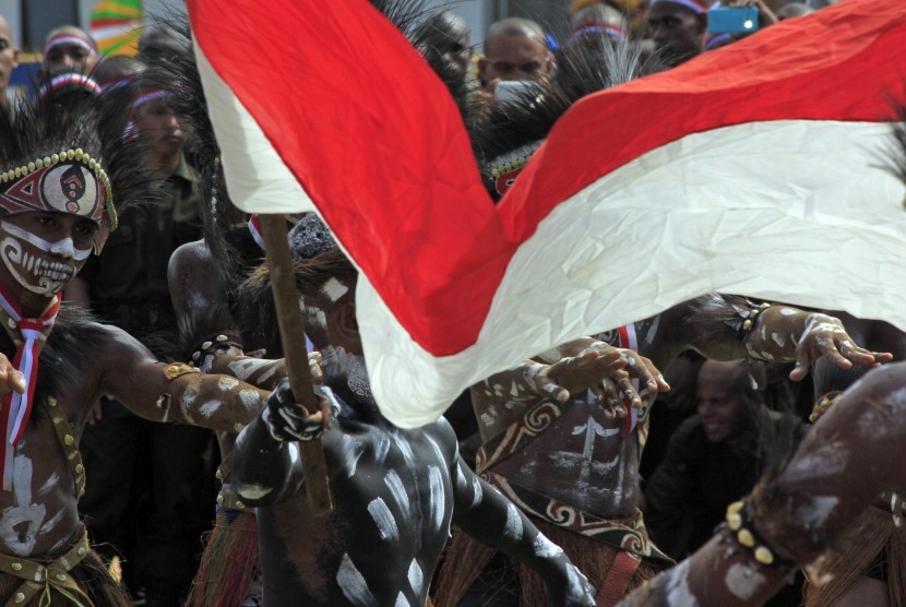 Peserta Apel Gelar Kekuatan Nusantara mengibarkan bendera merah putih di lapangan Hokky Kota Sorong Papua Barat, Rabu (30/11).