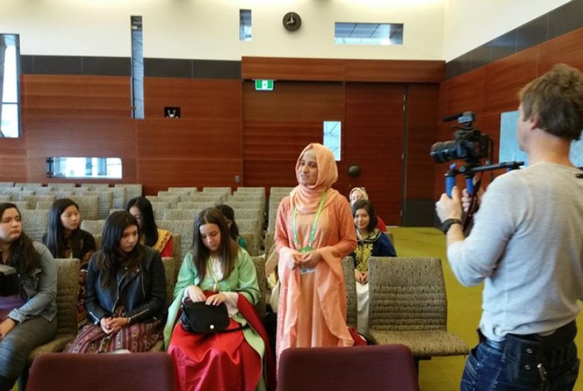 Peserta asal Irak saat mengunjungi Pengadilan Federal di Canberra di sela persiapan untuk tampil di IFLC.