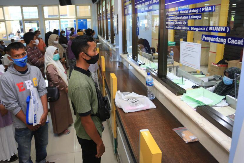 Peserta Badan Penyelenggara Jaminan Sosial (BPJS) Kesehatan antre untuk mendapatkan pelayanan di Rumah Sakit Umum Daerah dr Zainoel Abidin (RSUDZA) Banda Aceh, Aceh, Rabu (15/12/2021).