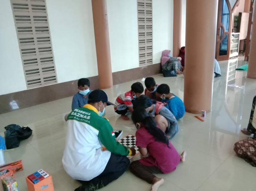 Peserta Beasiswa Cendekia BAZNAS (BCB) melakukan layanan dukungan psikososial bagi anak-anak penyintas bencana banjir Kaliwungu-Kudus, tepatnya di posko induk Masjid Al Islam, Dusun Tawang, Desa kedungdowo, Kaliwungu, Kudus, Jawa Tengah.