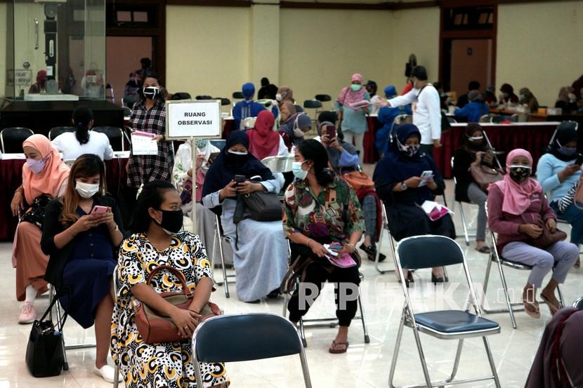 Peserta berada di ruang observasi seusai mendapatkan suntikan vaksin platform inactivated Sinovac saat Vaksinasi COVID-19 untuk ibu hamil, di Grha Sabha Pramana, Univesitas Gadjah Mada (UGM), Sleman, D.I Yogyakarta, Kamis (19/8/2021). Pemda D.I Yogyakarta akan memberikan Vaksinasi COVID-19 kepada sekitar 14 ribu ibu hamil di D.I Yogyakarta dan ditargetlan selesai pada Oktober 2021 mendatang. 