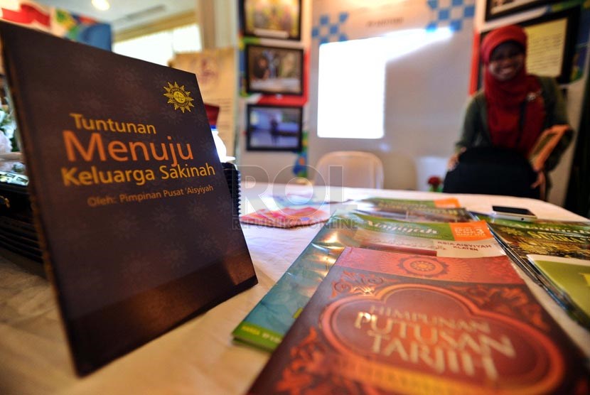 Buku panduan tuntunan menuju keluarga Sakinah di perlihatkan dalam pameran rapat koordinasi nasional Badan Kependudukan dan Keluarga Berencana Nasional ((BKKBN) di Jakarta, Selasa (25/3).