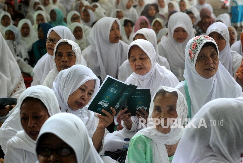  Peserta membaca ayat suci Al Quran saat penutupan Nusantara Mengaji di Ponpes Alkenaniyah, Jakarta, ahad (8/5). (Republika/ Tahta Aidilla)