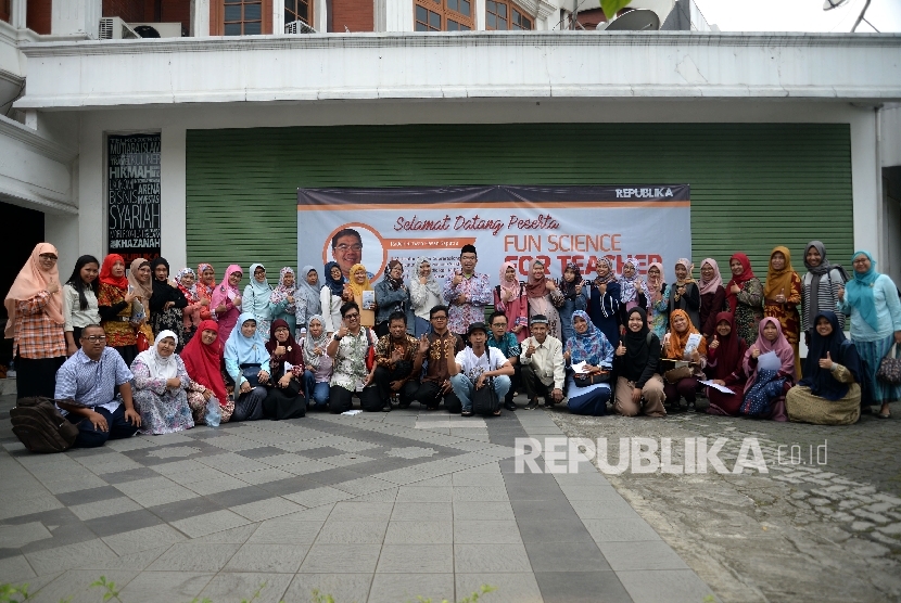 Peserta berfoto bersama mengikuti kegiatan Fun Science For Teacher di Kantor Republika, Jakarta, Sabtu (20/5)
