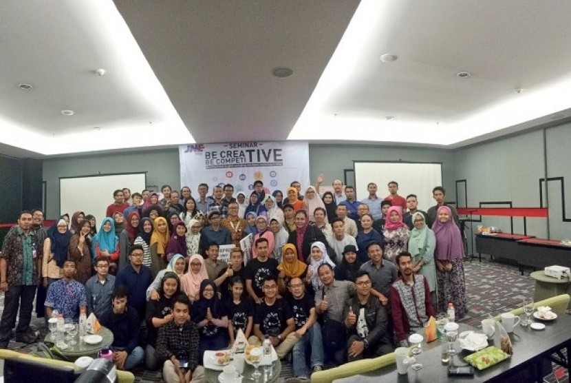 Peserta berfoto bersama saat pelatihan dan seminar bertajuk “Be Creative Be Competitive” yang digelar JNE di Kota Bandung. 