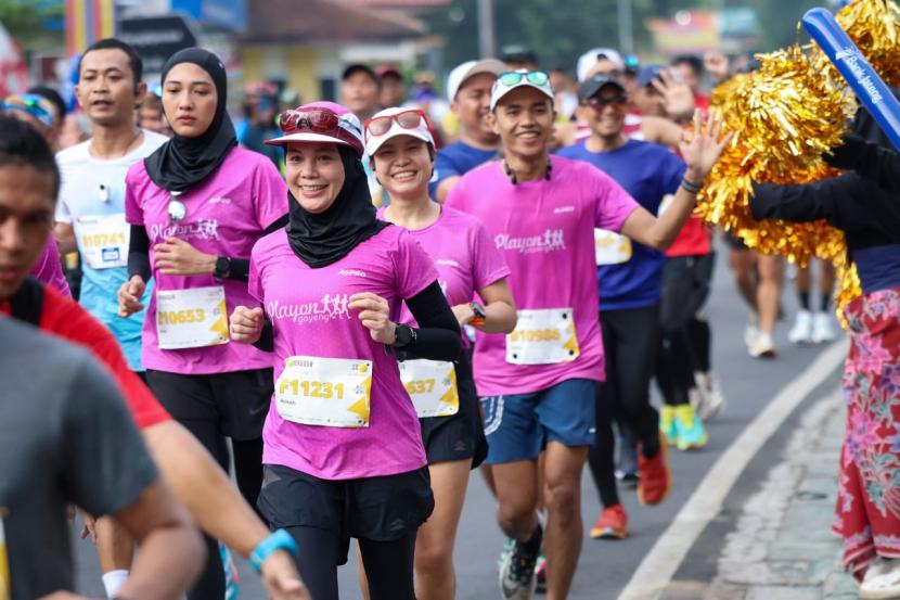 Peserta berlari di Event Borobudur Marathon 2023, Ahad (19/11/2023). 
