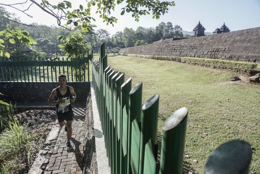 Peserta berlari melintasi kawasan situs Candi Barong, Desa Sambirejo, Prambanan, Sleman, DI Yogyakarta, Ahad (16/7). 