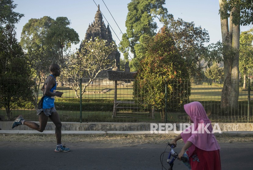 Peserta berlari melintasi kawasan situs Candi Sojiwan saat mengikuti Sleman Temple Run 2019 lalu.