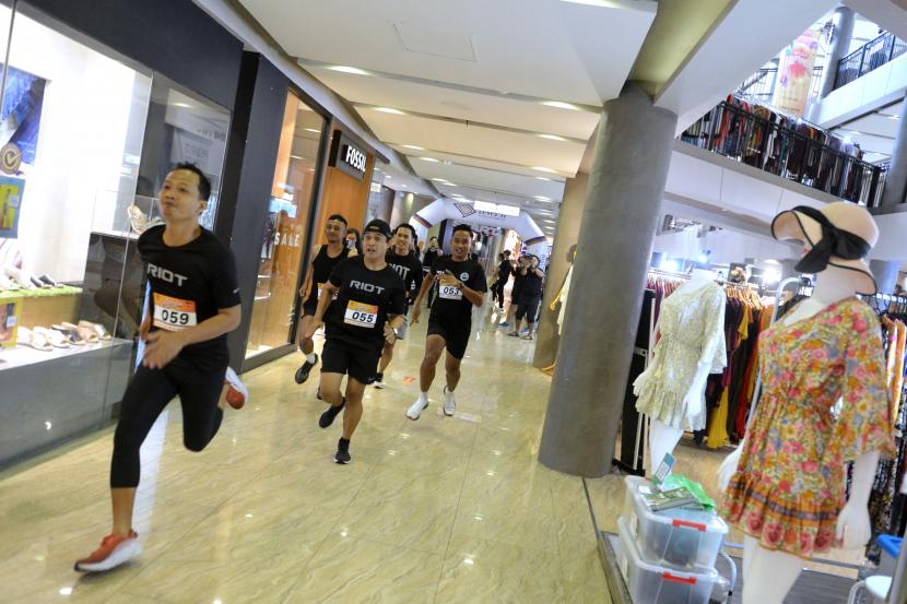 Peserta berlari saat mengikuti kegiatan Indoor Run di sebuah mal di Denpasar, Bali, Ahad (31/7/2022) (ilustrasi).