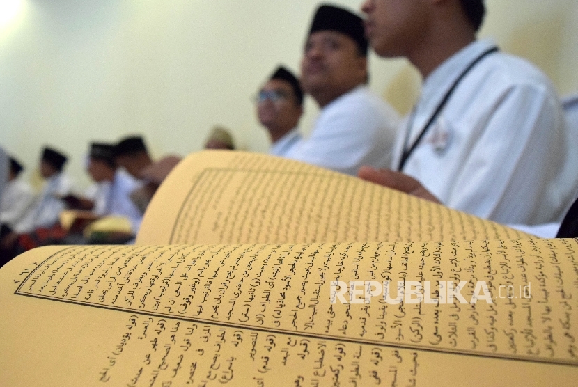 Peserta bersiap saat mengikuti final lomba Kitab Kuning di Kantor DPP PKS, Jakarta, Ahad (24/4). (Republika/Rakhmawaty La'lang)
