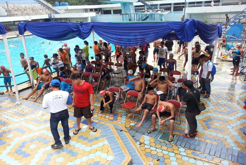 Peserta bersiap-siap dalam kompetisi renang Pari Sakti Cup 2015 di kolam renang Gelora Bung Karno, Senayan, Jakarta, Sabtu (16/5). 