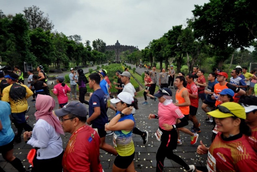 Peserta Borobudur Marathon 2018 Powered by Bank Jateng melintas dengan latar belakang Candi Borobudur.