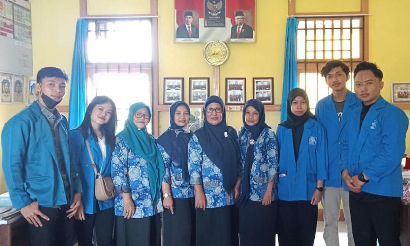 Peserta BSI Explore 2023 yang merupakan mahasiswa Kampus Digital Kreatif Universitas BSI (Bina Sarana Informatika) kampus Pontianak mulai terjun langsung menggali potensi desa di Kubu, Kubu Raya, Kalimantan Barat.