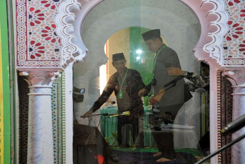 Peserta cabang tilawah golongan penyandang disabilitas netra putra mengikuti ajang Musabaqah Tilawatil Quran (MTQ) Nasional XXVII/2018 di Medan, Sumatera Utara, Kamis (11/10). 