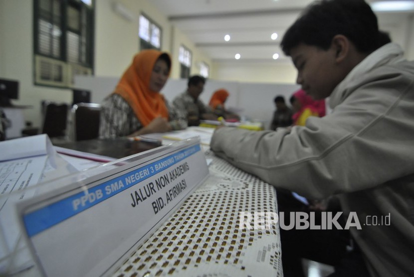 Peserta calon didik baru melakukan pendaftaran melalui jalur non-akademik di Kota Bandung, Jawa Barat. (Ilustrasi)