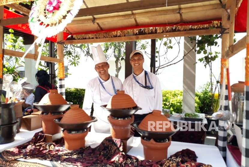 Peserta dan delegasi Pertemuan Tahunan IMF-Bank Dunia 2018 di Bali bisa menikmati kuliner Nusantara di sejumlah booth Festival Makanan Indonesia (Indonesian Food Festival) di Taman Jepun, BNDCC, Nusa Dua.