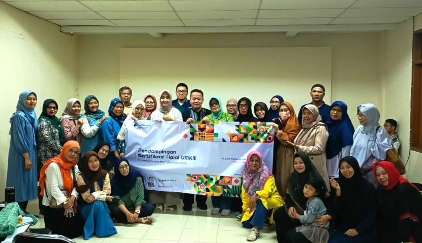 Peserta dan pemateri berfoto usai mengikuti seminar sertifikat halal di Kampus Stikom Bandung, belum lama ini.