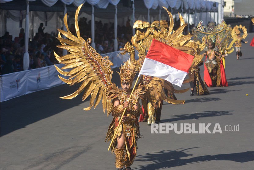 Peserta dari delegasi Kabupaten Jepara mengikuti Wonderful Artchipelago Carnival Indonesia (WACI) dalam rangkaian Jember Fashion Carnaval di Jember, Jawa Timur, Sabtu (3/8/2019). 