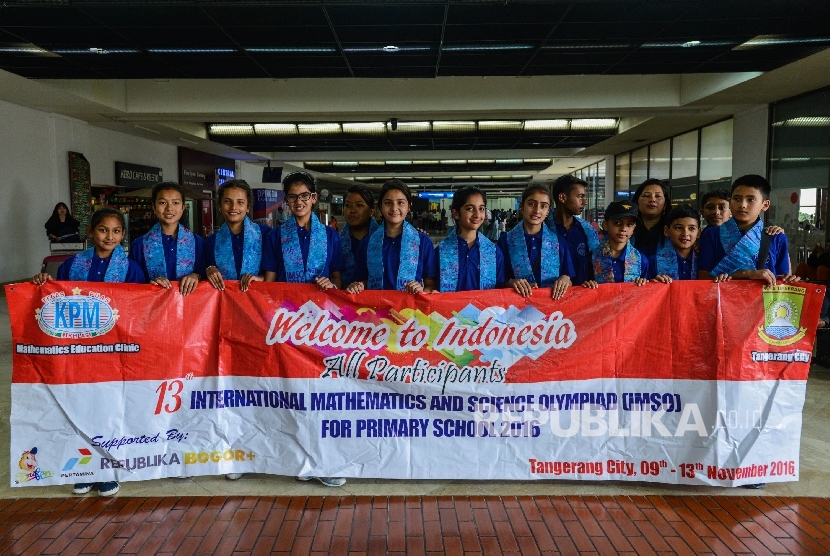  Peserta dari Nepal tiba di Bandara Soekarno-Hatta untuk mengikuti pembukaan International Matemathic and Sciencer Olimpiad (IMSO) di Kota Tangerang, Banten, Rabu (9/11).