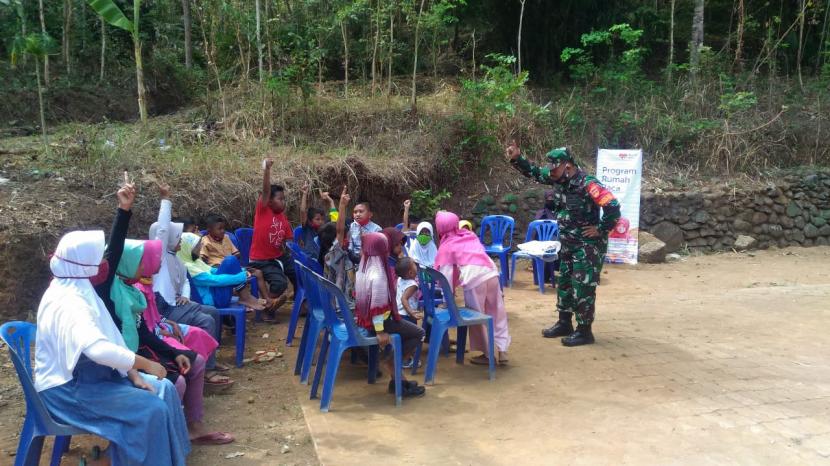 Peserta dari pelatihan ini adalah anak-anak usia sekolah dasar yang notabene merupakan penerima manfaat program Rumah Baca di RW 1 Desa Sidomulyo. 