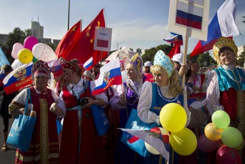 Peserta dari Rusia ikut pawai mendukung Israel di Yerusalem, Kamis (4/10).   