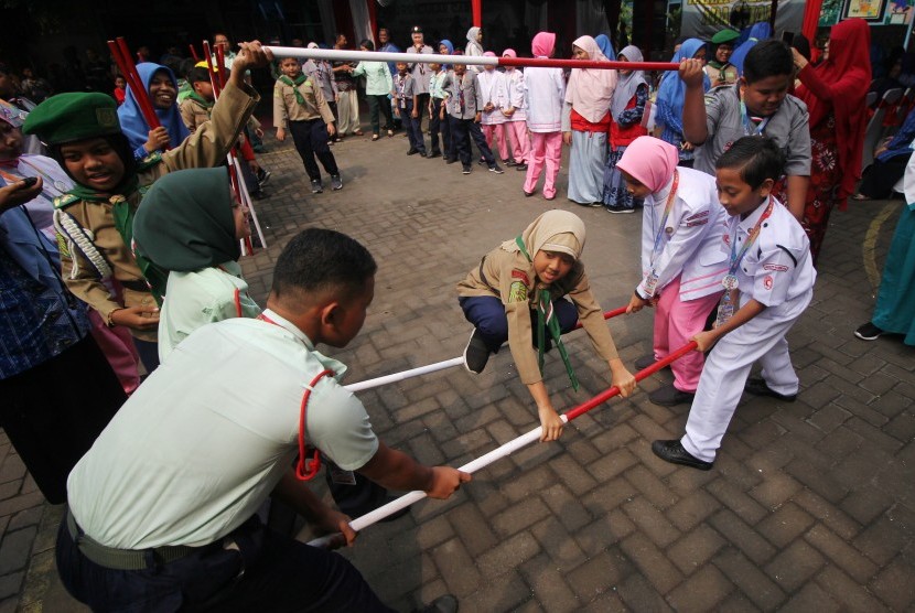 Peserta dari SD Muhammadiyah 15 Surabaya dan Sekolah Kebangsaan Malaysia mengikuti perlombaan tongkat estafet di sela deklarasi sekolah ramah anak di Surabaya, Jawa Timur, Jumat (26/4/2019). 