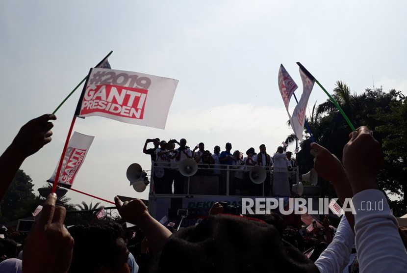 Peserta Deklarasi Deklarasi Akbar Relawan Nasional #2019GantiPresiden memadati kawasan Monas, Jakarta Pusat, Ahad (6/5). 