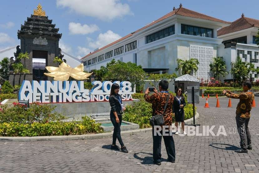 Peserta delegasi mengabadikan gambar temannya dengan latar belakang dekorasi Pertemuan Tahunan IMF World Bank Group 2018, di kawasan Nusa Dua, Bali, (8/10).