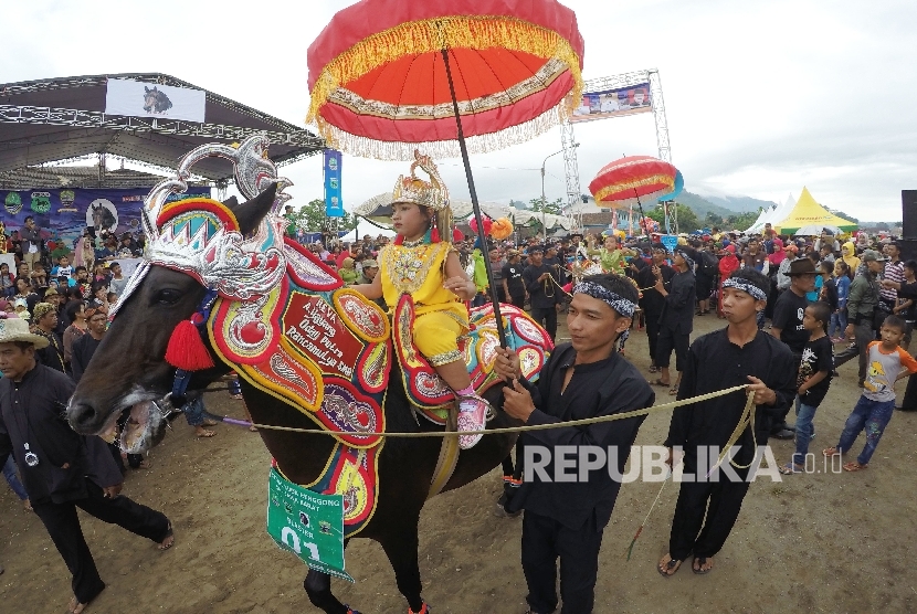 Peserta dengan kategori Renggong berjalan sambil menari dengan kuda di Festival Kuda Renggong Se-Jawa Barat, di Pacuan Kuda Sumedang, Kabupaten Sumedang, Ahad (14/8).