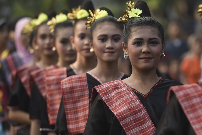 Peserta dengan pakaian adat suku Sasak NTB mengikuti pawai budaya Pesona Lombok-Sumbawa. ilustrasi