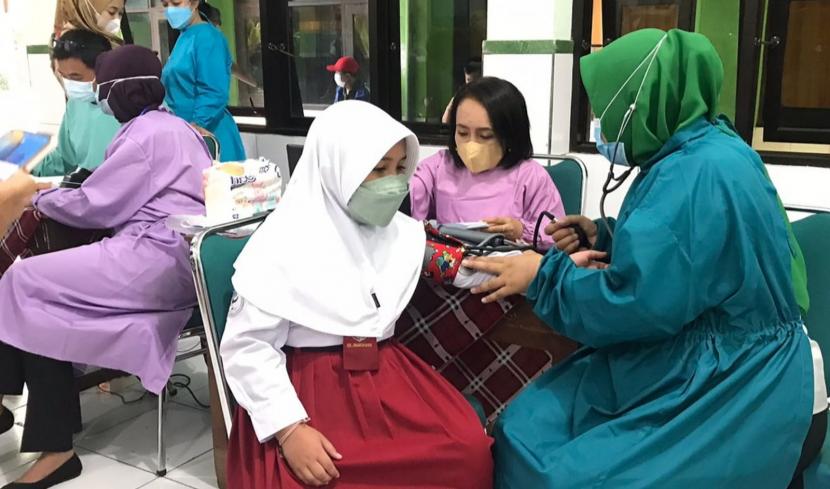 Peserta didik SDN Ungaran 01, Kabupaten Semarang mendapatkan penyuntikan vaksinasi Covid-19 untuk anak usia 6 – 11 tahun, di sekolahnya, Senin (20/11). Program vaksinasi Covid-19 untuk anak usia 6 – 11 tahun di daerah ini telah dimulai sejak akhir pecan kemarin.