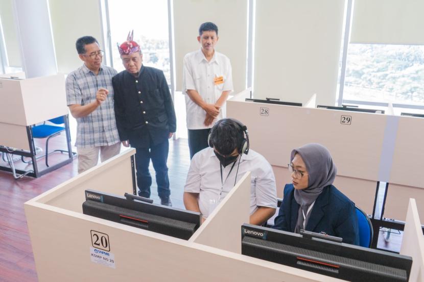 Peserta disabilitas tampak mengikuti tes Ujian Tulis Berbasis Komputer (UTBK) sesi tiga di Training Center, lantai 4 Gedung Rektorat, Kampus 2, Universitas Negeri Surabaya (UNESA), Lidah Wetan, Surabaya pada Kamis (2/5/2024).