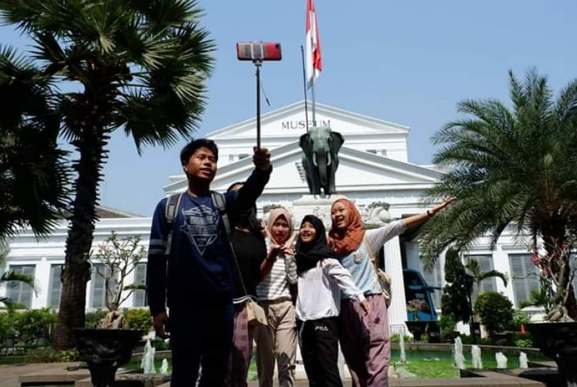 Peserta ekskul fotografi SMA Bosowa Bina Insani berhasil menjadi juara Foto Museum Tingkat Pelajar di Museum Nasional 2019.