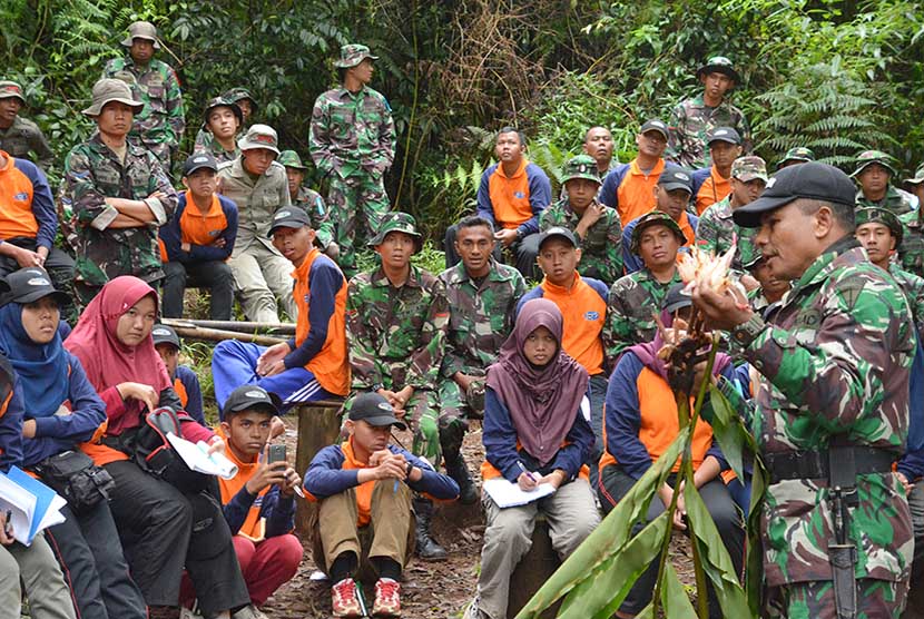  Peserta ekspedisi NKRI sedang mengikuti pelatihan survival di alam bebas. 