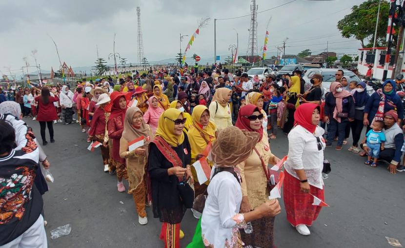 Peserta Festival 1.000 Kebaya Untukmu Indonesiaku melaksanakan kirab di pusat Kecamatan bandungan, Kabupaten Semarang, Jawa Tengah, Ahad (21/8). Kegiatan ini diikuti tak kurang 1.400 perempuan yang mengenakan pakaian kebaya.