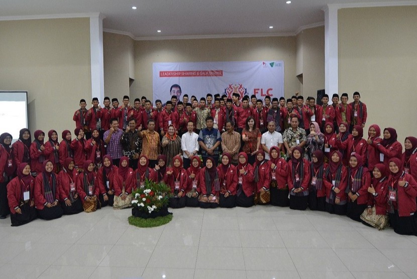 Peserta Future Leader Camp (FLC) 2019, Beasiswa Aktivis Nusantara (BAKTI NUSA) Dompet Dhuafa Pendidikan saat mengikuti gala dinner di Semarang, Kamis (28/3) malam.